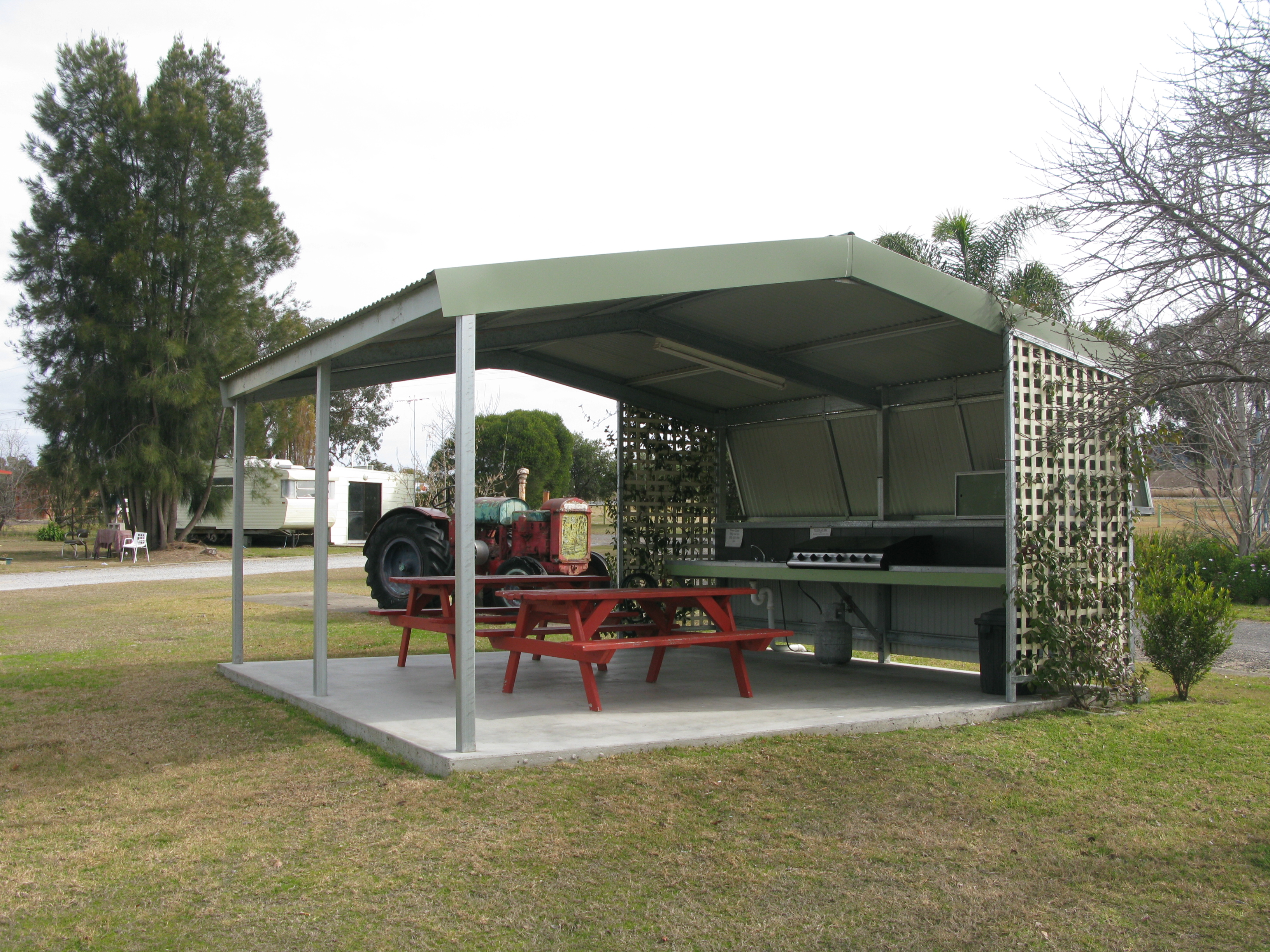 Kootingal Kourt Caravan Park - Kootingal: Camp kitchen and BBQ area