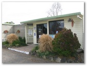 Kootingal Kourt Caravan Park - Kootingal: Reception and office where you will receive a cheerful welcome.