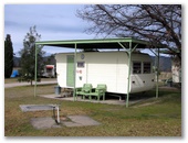 Kootingal Kourt Caravan Park - Kootingal: On site caravans for rent with roof covering.