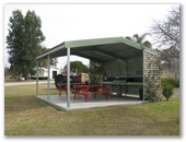 Kootingal Kourt Caravan Park - Kootingal: Camp kitchen and BBQ area