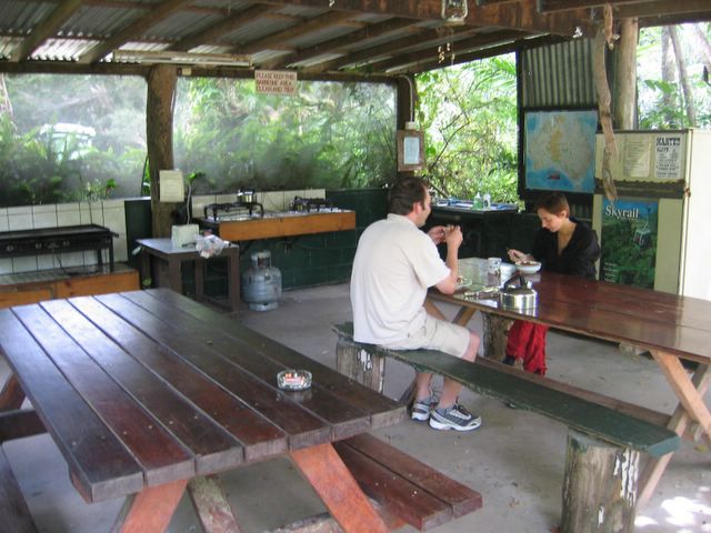 Kuranda Rainforest Accommodation Park - Kuranda: Camp kitchen and BBQ area