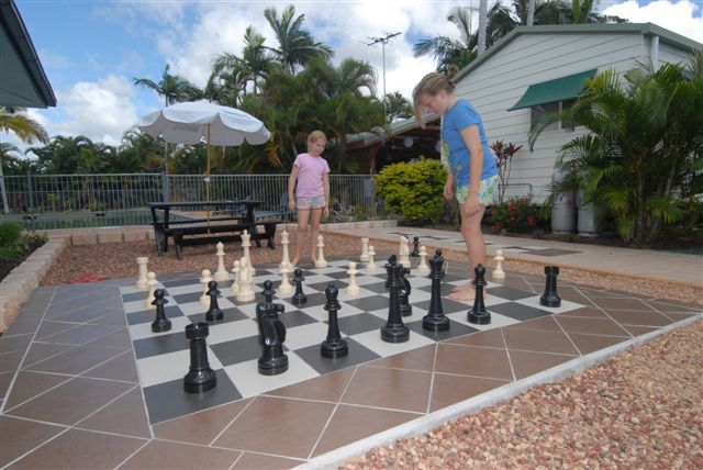 Kurrimine Beach Holiday Park - Kurrimine Beach: Chess for young and old