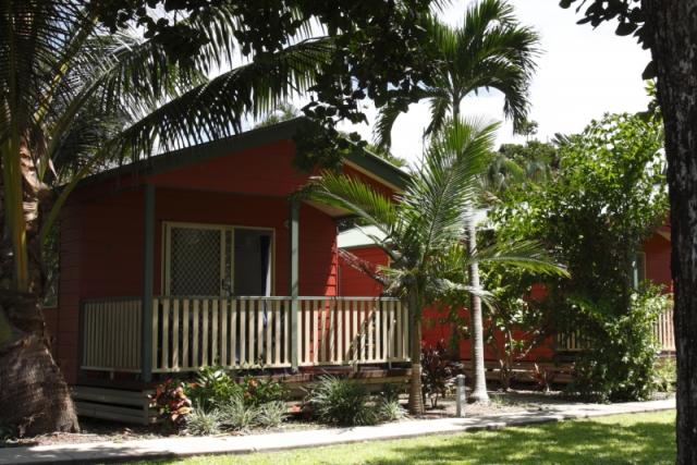 King Reef Resort Van Park - Kurrimine Beach North: Beachfront cabin accommodation, ideal for families, couples and singles 