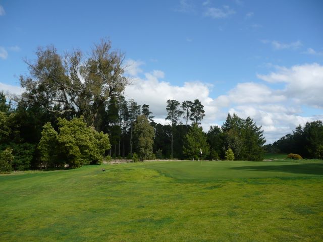 Kyneton Golf Club - Kyneton: Approach to the green on Hole 7