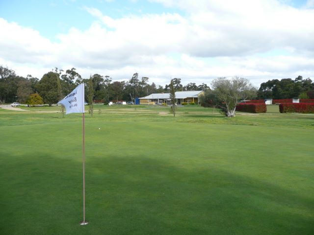 Kyneton Golf Club - Kyneton: Green on Hole 9 looking towards the Club House.