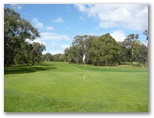 Kyneton Golf Club - Kyneton: Green on Hole 2 looking back along the fairway.