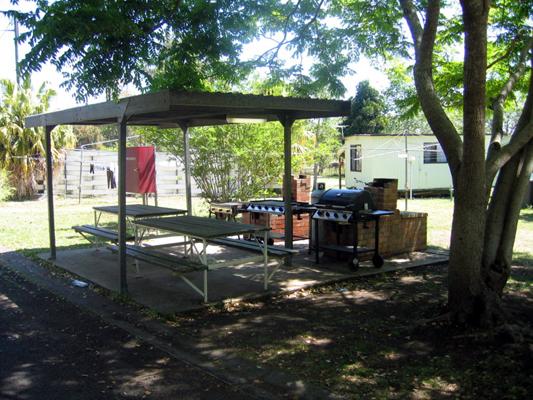 Kyogle Gardens Caravan Park - Kyogle: Camp kitchen and BBQ area