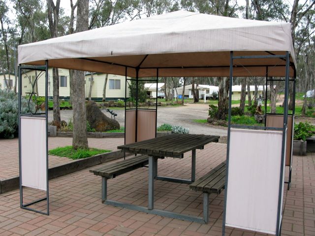 Laanecoorie Lakeside Park - Laanecoorie: Sheltered area adjacent to office for enjoying a cup of coffee