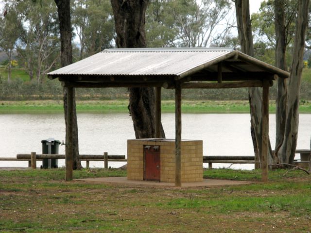 Laanecoorie Lakeside Park - Laanecoorie: Sheltered BBQ beside the lake