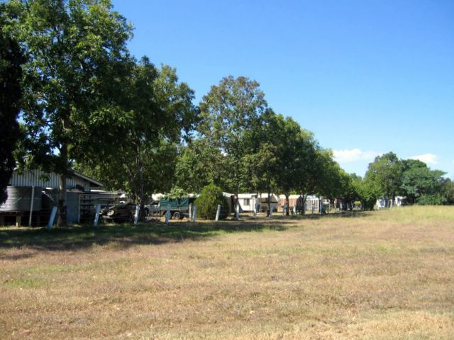 Laidley Caravan Park - Laidley: The Caravan Park is located next to an empty paddock