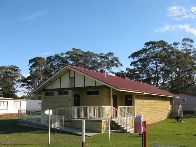 Island View Caravan Park and Holiday Cottages - Lake Conjola: Amenities block and laundry