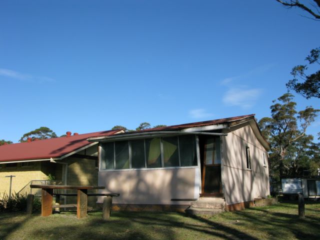 Island View Caravan Park and Holiday Cottages - Lake Conjola: Another historic cottage - this is a marvelous park to explore.