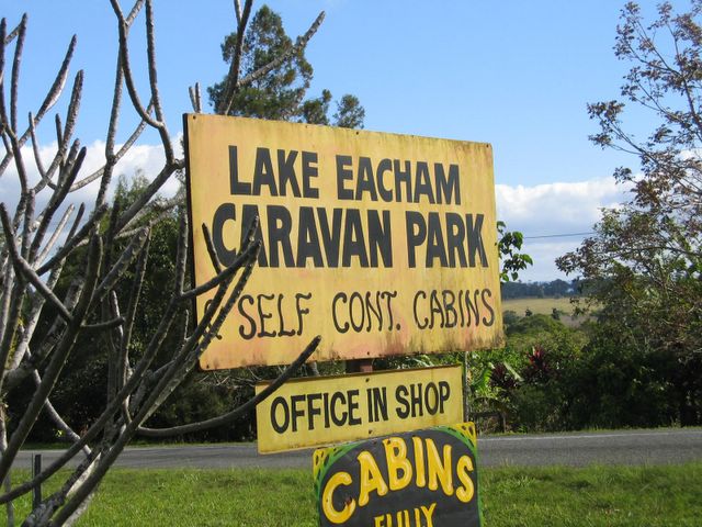 Lake Eacham Tourist Park - Lake Eacham: Lake Eacham Caravan Park welcome sign