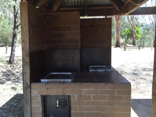 Devils Cove Campground - Lake Eildon National Park: Sheltered outdoor BBQ.