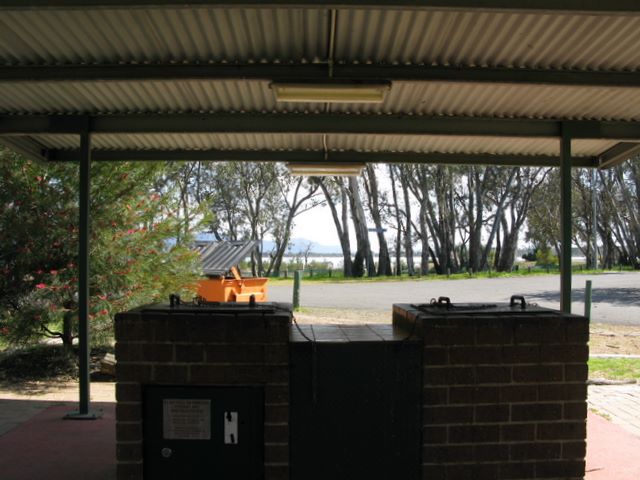 Lake Fyans Holiday Beach Park - Lake Fyans: Sheltered outdoor BBQ