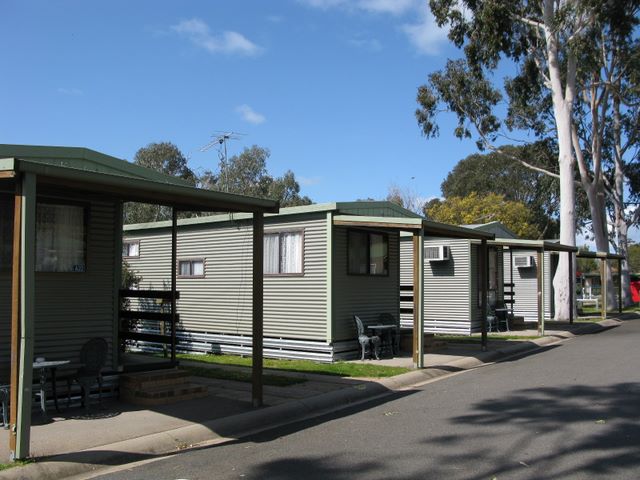 Lake Fyans Holiday Beach Park - Lake Fyans: Cottage accommodation, ideal for families, couples and singles