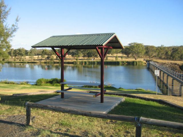 Lake Inverell Reserve - Inverell: Picnic area at Lake Inverell Reserve with view of the wall built to provide water for Inverell in 1938.