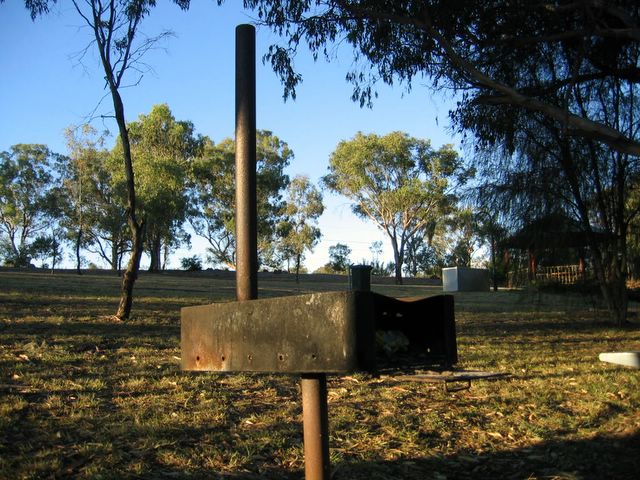 Lake Inverell Reserve - Inverell: Old fire place