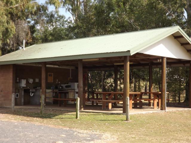 Lake Monduran Holiday Park - Lake Monduran: Camp kitchen