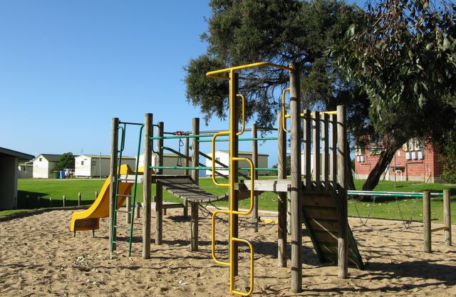 Lake Tyers Camp & Caravan Park - Lake Tyers Beach: Playground for children