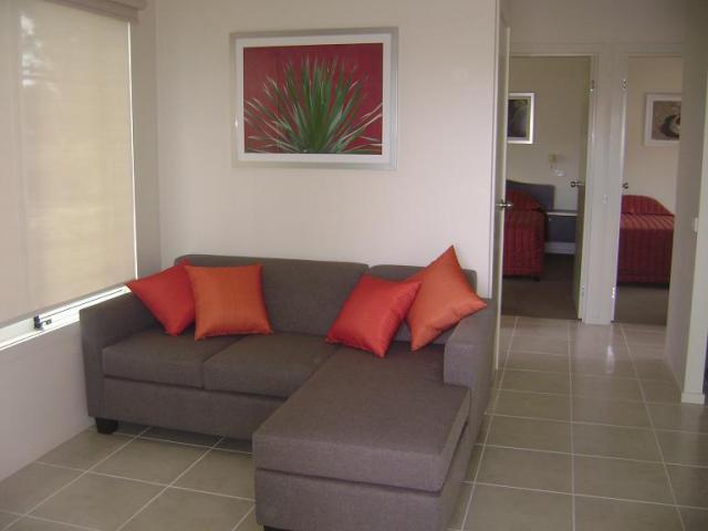 Eastern Beach Holiday Park - Lakes Entrance: Living area in cottage