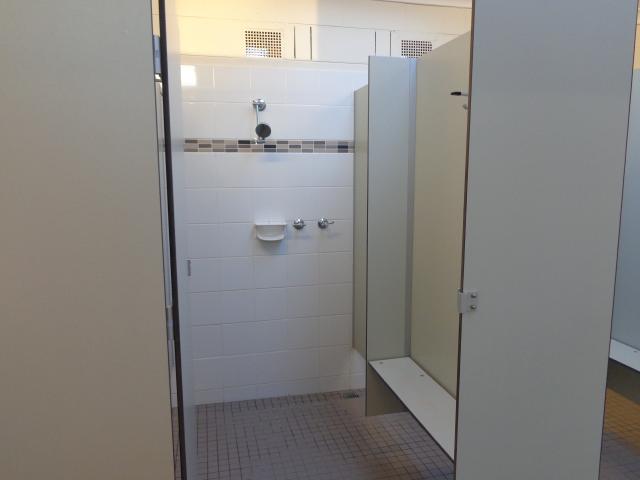 Eastern Beach Holiday Park - Lakes Entrance: Nice big showers at the amenities.