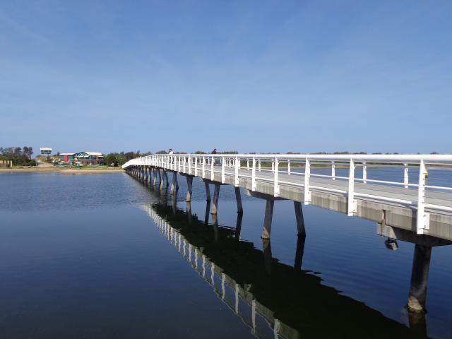 Eastern Beach Holiday Park - Lakes Entrance: Bridge over the river