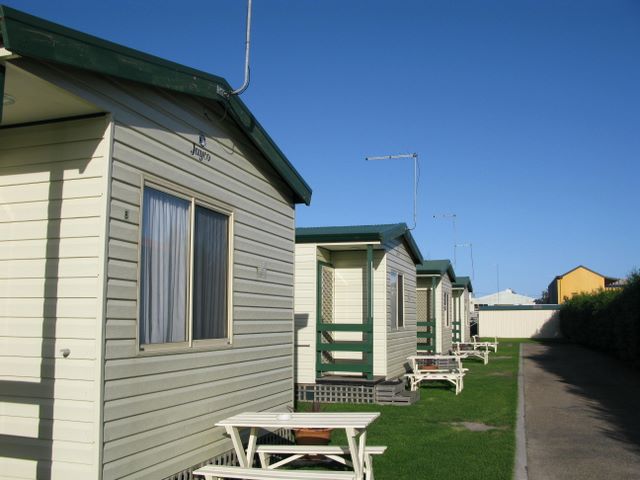 North Arm Tourist Park - Lakes Entrance: Cottage accommodation ideal for families, couples and singles