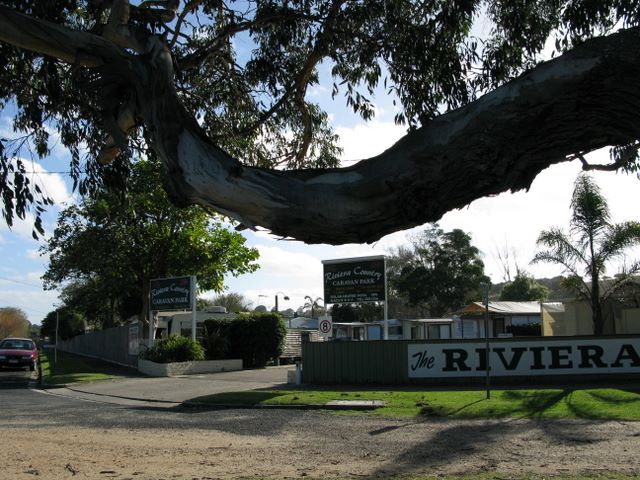 Riviera Country Caravan Park - Lakes Entrance: Entrance to park