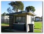 Waters Edge Holiday Park - Lakes Entrance: Camp kitchen and BBQ area