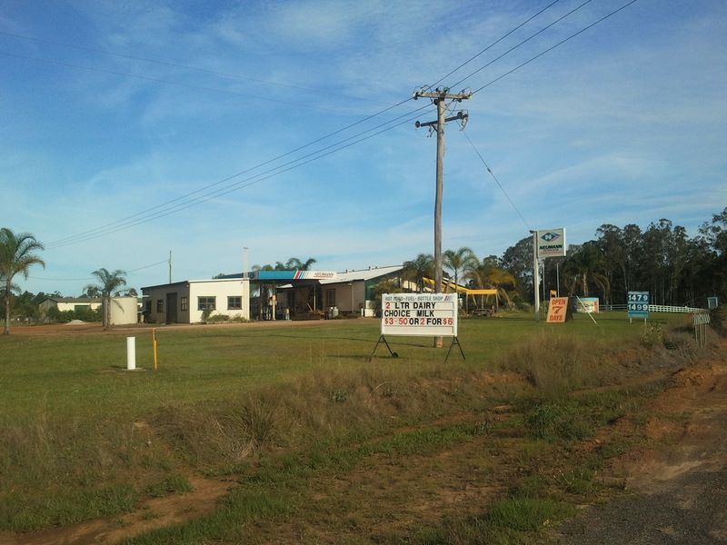 Lanitza NSW - Lanitza: Service centre and kiosk opposite.