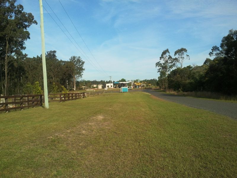 Lanitza NSW - Lanitza: Large open area beside the road