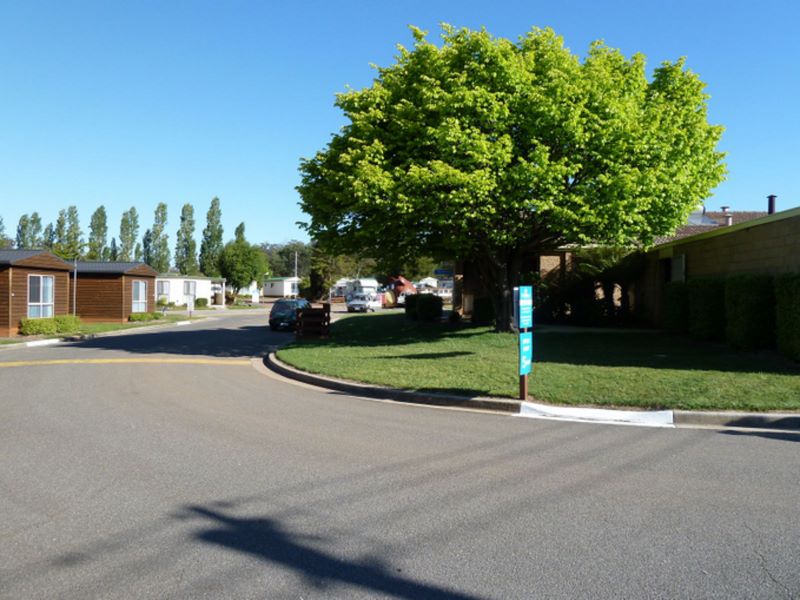 Discovery Holiday Parks Hadspen - Hadspen Launceston: Entrance to the park. Driveway is shared with IGA express and fuel station.