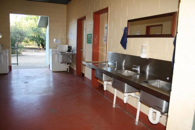 Adels Grove Caravan Park - Lawn Hill National Park: Laundry and entry to toilet/shower areas