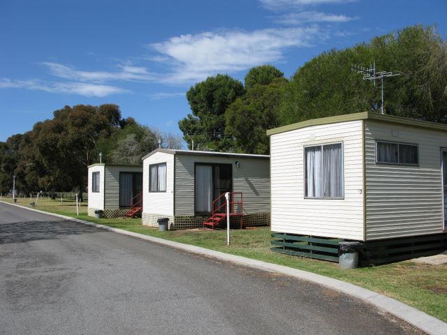 Leeton Caravan Park - Leeton: Cottage accommodation, ideal for families, couples and singles