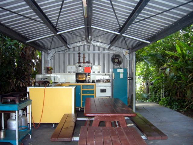Lismore Palms Caravan Park - Lismore: Camp kitchen and BBQ area