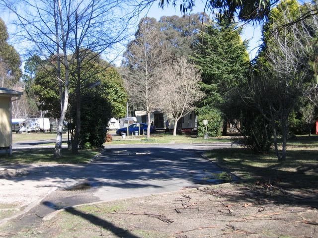 Lithgow Tourist and Van Park - Lithgow: Roads throughout the park are a combination of bitumen paving and gravel