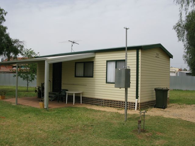 Lockhart Caravan Park - Lockhart: Cottage accommodation, ideal for families, couples and singles