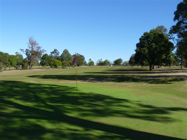 Lowood and District Golf Club - Lowood: Green on Hole 4 looking back along the fairway.