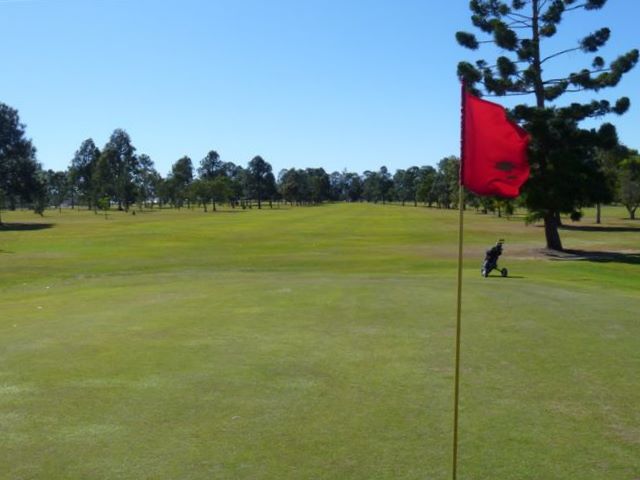 Lowood and District Golf Club - Lowood: Green on Hole 6 looking back along the fairway.