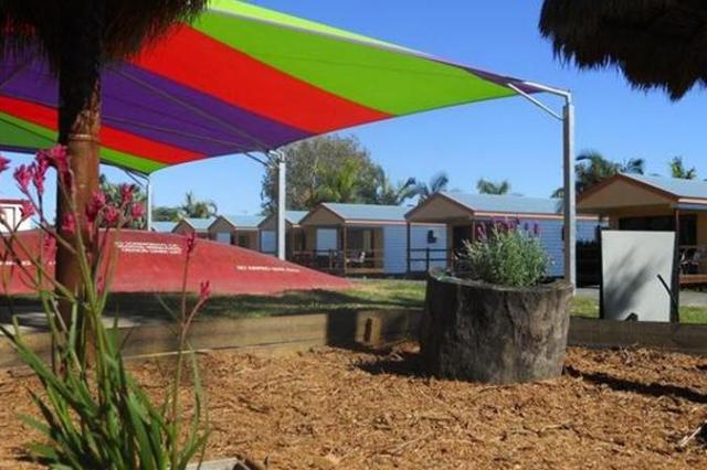 BIG4 Mackay Marine Tourist Park - Mackay: This spacious deluxe villa has a separate bedroom with a queen bed.  Austar television is also available.