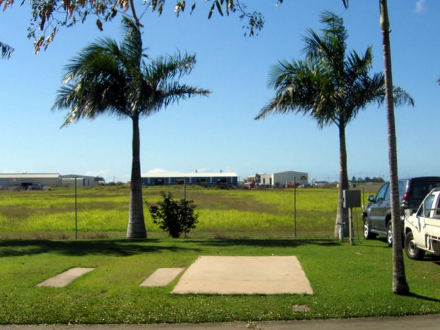 The Park Mackay Historical Photos 2005 - Mackay: Powered sites for caravans with view of cane fields