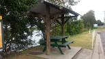 Ferry Park - Maclean: Picnic table beside the river
