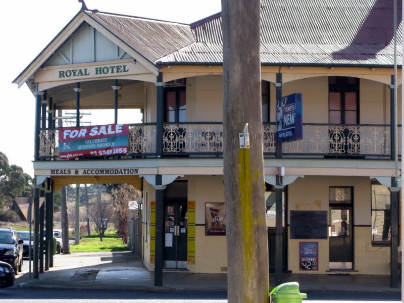 Gold Street Mandurama - Mandurama: Royal Hotel at the corner of Gold Street and Mid Western Highway