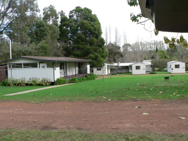 Fontys Pool & Caravan Park - Manjimup: These are the chalets.  The abultion block was clean.