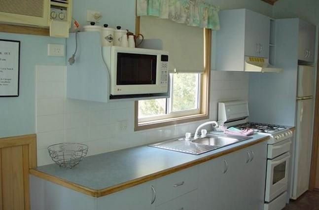East's Ocean Shores Holiday Park - Manning Point: Kitchen in cabin