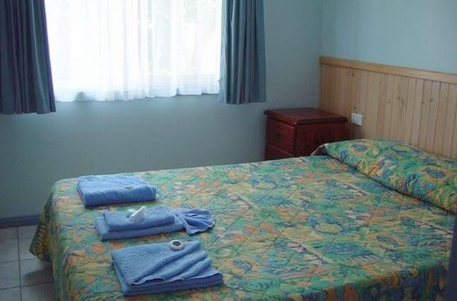 East's Ocean Shores Holiday Park - Manning Point: Bedroom in cabin