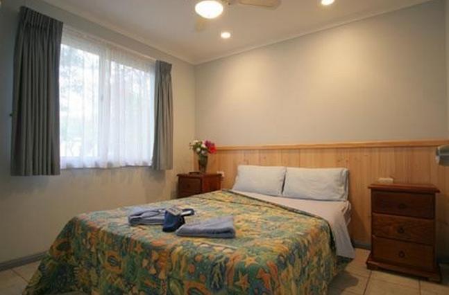 East's Ocean Shores Holiday Park - Manning Point: Main bedroom in cottage