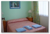East's Ocean Shores Holiday Park - Manning Point: Bedroom in cottage