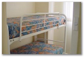 East's Ocean Shores Holiday Park - Manning Point: Bunk beds in cabin